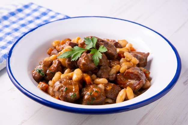 Brasato di manzo con fagioli bianchi. Ricetta tradizionale spagnola della tapa.