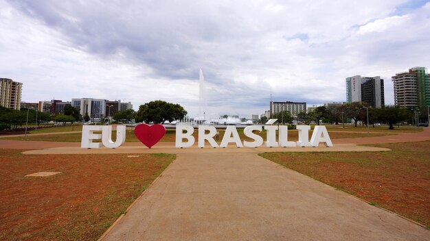 BRASILIA BRAZILE 30 AGUSTO 2023 Eu amo Brasilia scritto nel centro della città di Brasilia capitale del Brasile