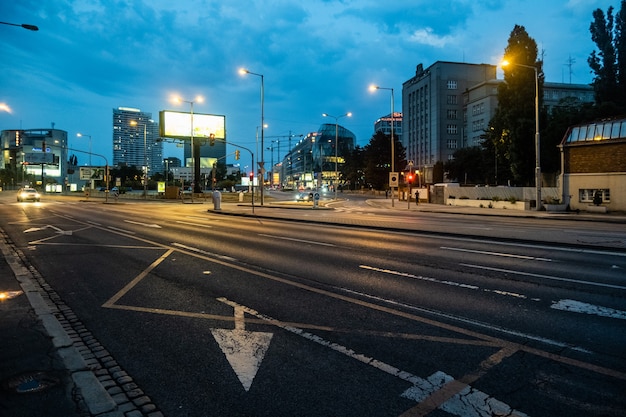BRATISLAVA, SLOVACCHIA - 11 LUGLIO 2021: Vista del traffico sulle strade di Bratislava di notte accanto all'Eurovea.