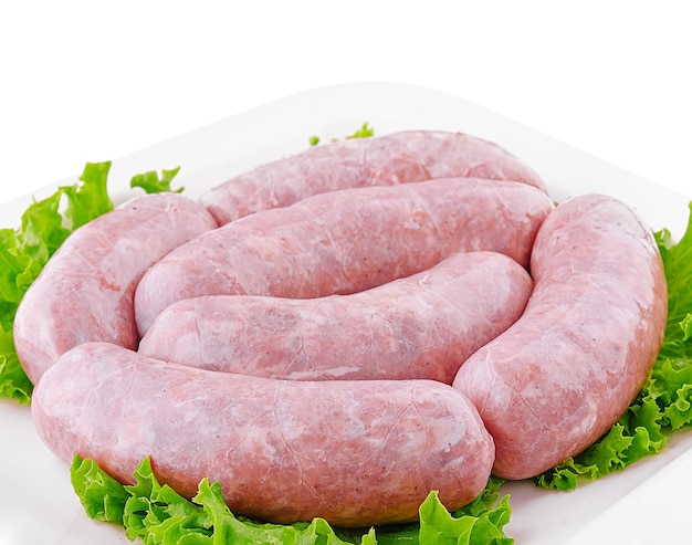 Bratwurst di maiale crudo fresco isolato su sfondo bianco