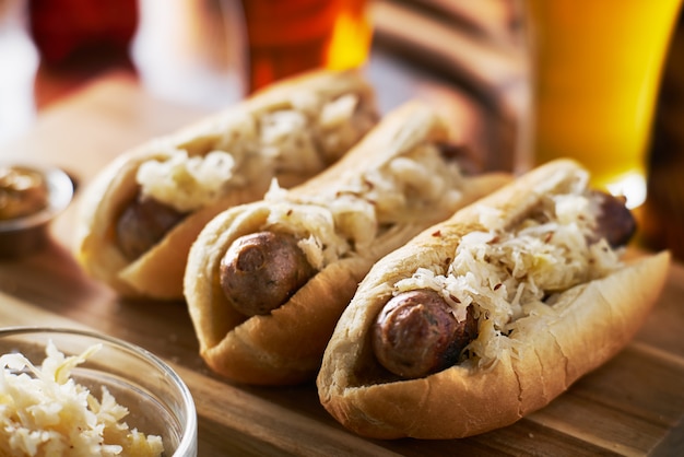 Bratwursts tedeschi e crauti con birra