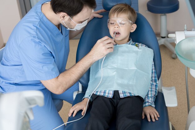 Brave Little Boy in visita alla clinica dentale