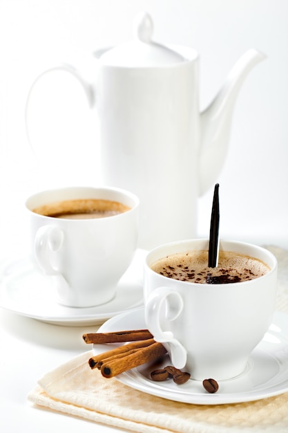 Breakfast.coffee in una tazza su una priorità bassa bianca