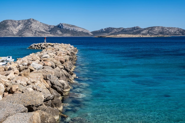 Breccia di pietra con un faro vista aerea da droneKoufonisia Isole Cicladi Grecia