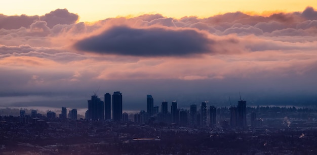 Brentwood Center City e Cloudscape in background Winter Sunrise