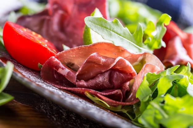 Bresaola di manzo essiccata. Insalata bresaola rucola spinacini pomodorini lime e parmigiano.