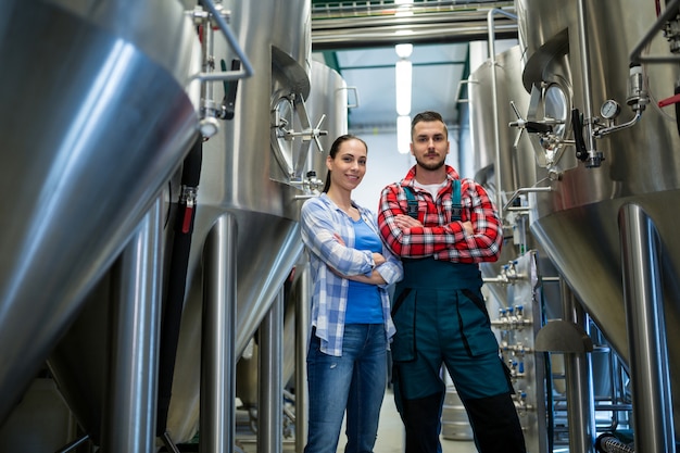 Brewers in piedi al birrificio