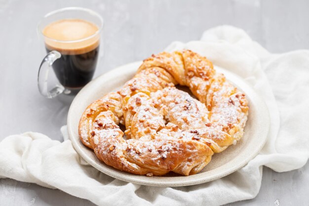 Brezel dolce fatto a mano su un piatto Pasticceria per uno spuntino delizioso