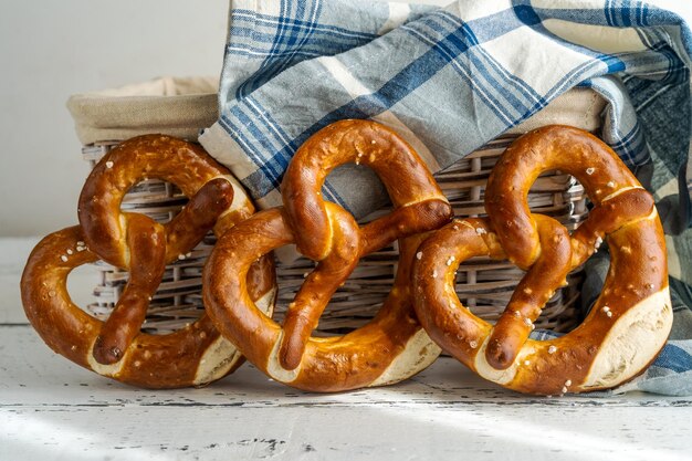 Brezel o salatini nel cestino del pane con il tovagliolo