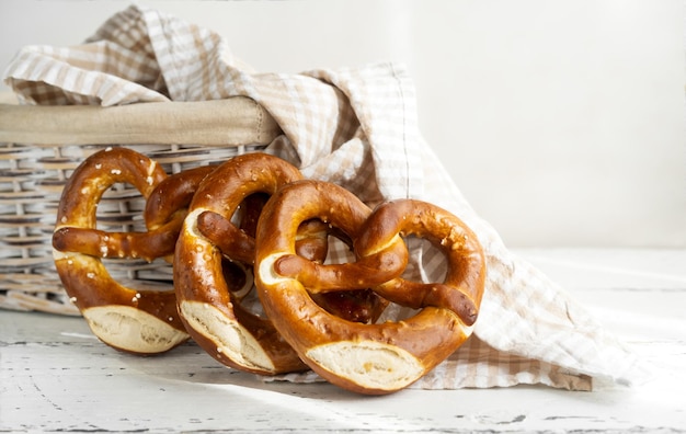 Brezel o salatini nel cestino del pane con il tovagliolo