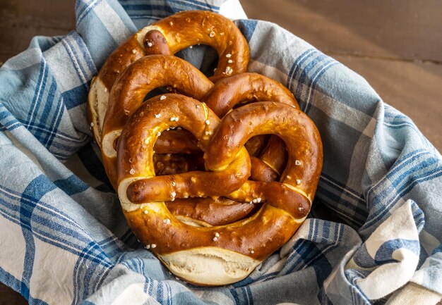 Brezel o salatini nel cestino del pane con il tovagliolo