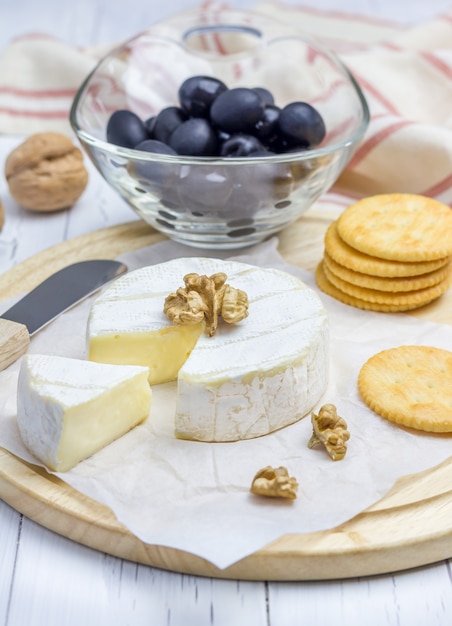 Brie a pasta molle con cracker, noci e olive