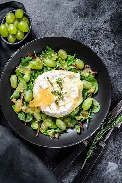 Brie al forno, Camembert con uva, bietole e rucola