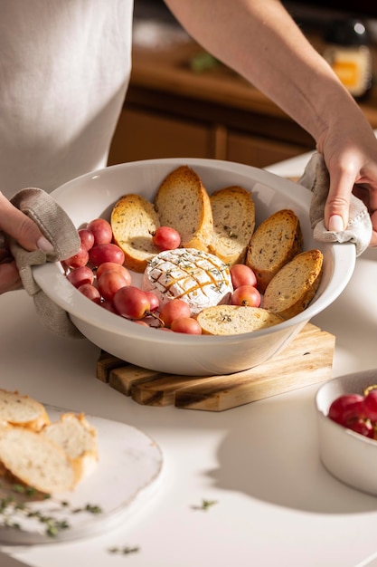 Brie al forno con pane e uva