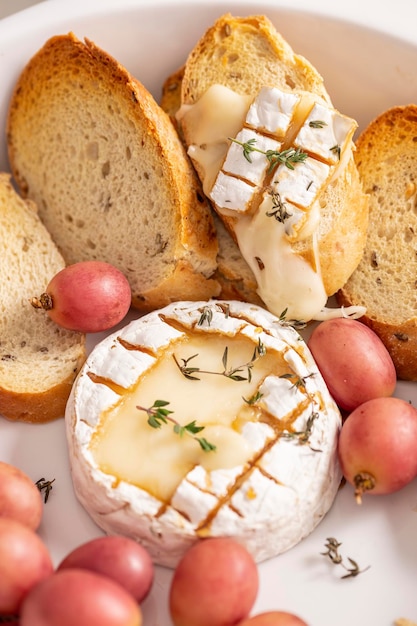 Brie al forno con uva per cena