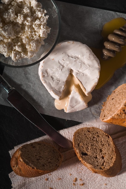 Brie con miele e pane sullo sfondo