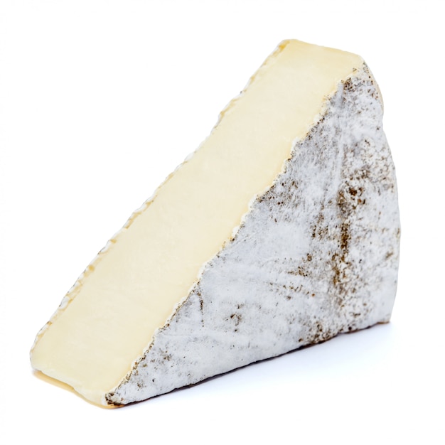 Brie francese tradizionale su una tavola bianca