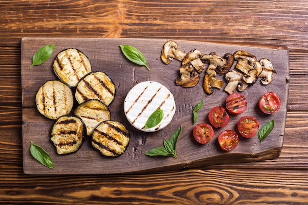 Brie o camembert alla griglia con melanzane ai funghi e pomodorini