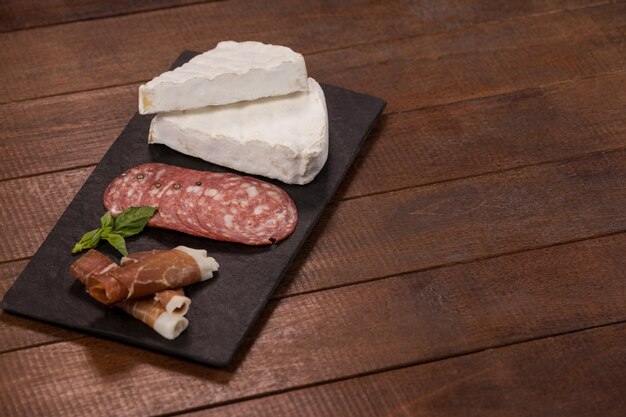 Brie, salame, basilico e affettati