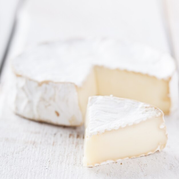 Brie su sfondo bianco