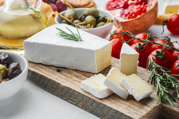 Brie tipo di set di formaggio, sul tavolo bianco