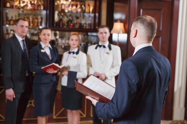 Briefing staff in hotel e ristorante.