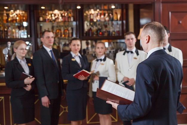 Briefing staff in hotel e ristorante.