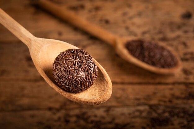 Brigadeiro al cioccolato in cucchiaio di legno Dolce tradizionale brasiliano Brigadeiro