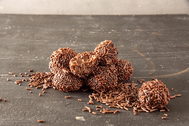 Brigadeiro Brigadeiro Caramelle al cioccolato dolci tradizionali brasiliane su sfondo scuro