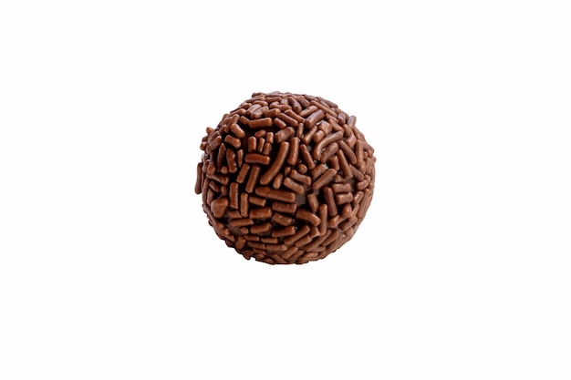 Brigadeiro dolce brasiliano tradizionale su sfondo bianco