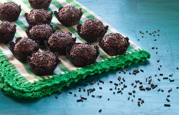 Brigadeiro dolce tradizionale brasiliano sul tavolo blu.