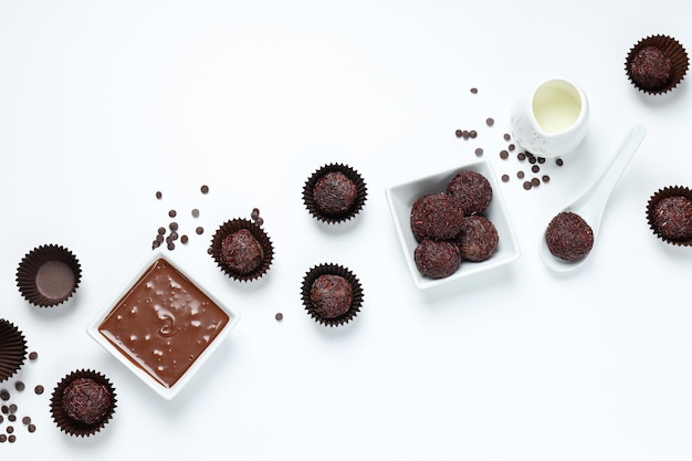 Brigadeiro e cioccolato in ciotole su sfondo bianco vista dall'alto