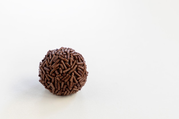 Brigadeiro è una caramella al cioccolato brasiliana. Brigadiere isolato su sfondo bianco. spazio al testo