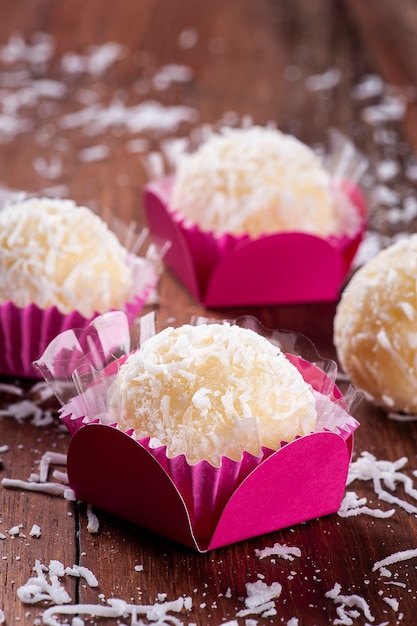 Brigadeiro gourmet al cocco. Dolce tipico brasiliano.