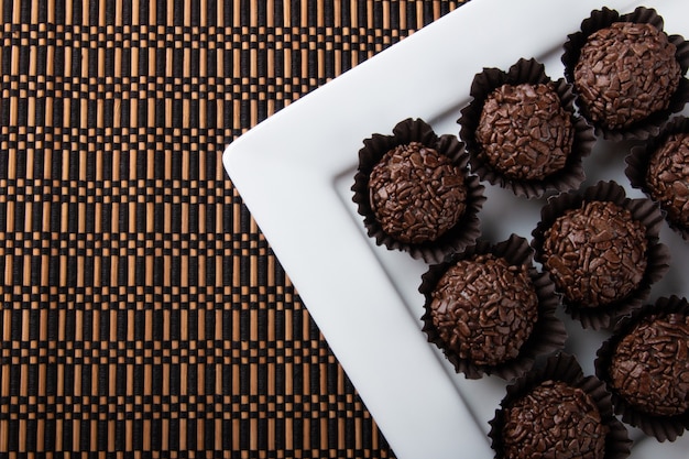 Brigadeiro tradizionale dolce al cioccolato brasiliano. Cioccolato granulato.