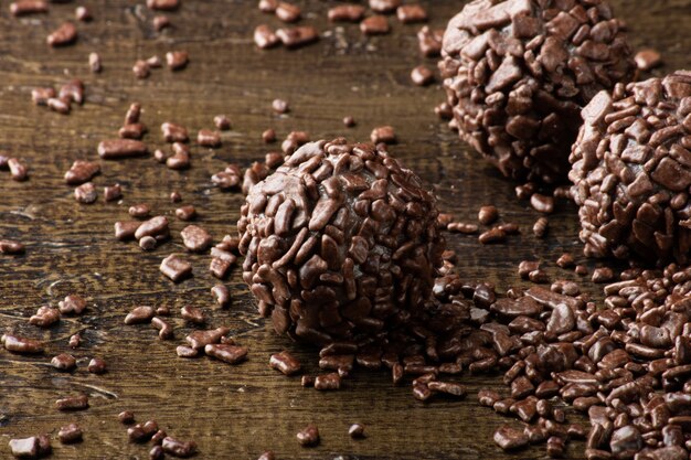 Brigadeiro tradizionale dolce al cioccolato brasiliano. Cioccolato granulato.