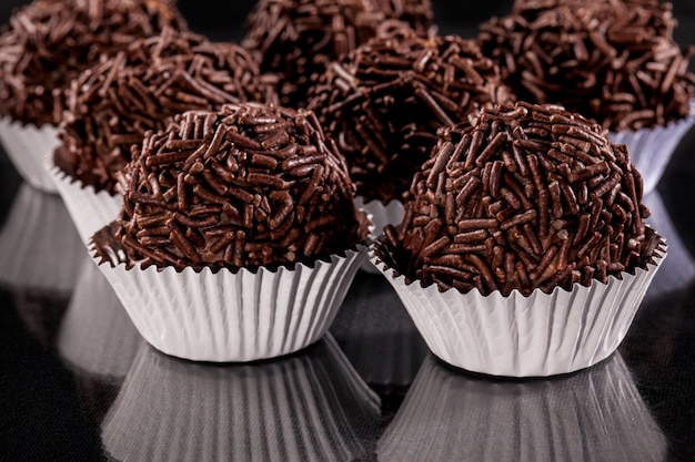 Brigadeiro un dolce brasiliano, su sfondo nero.