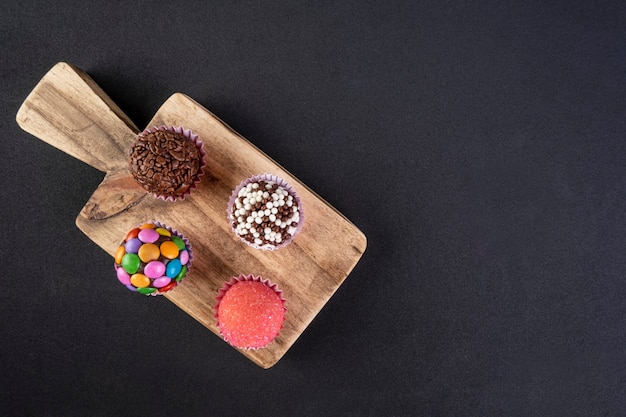 Brigadeiros assortiti su tavola di legno