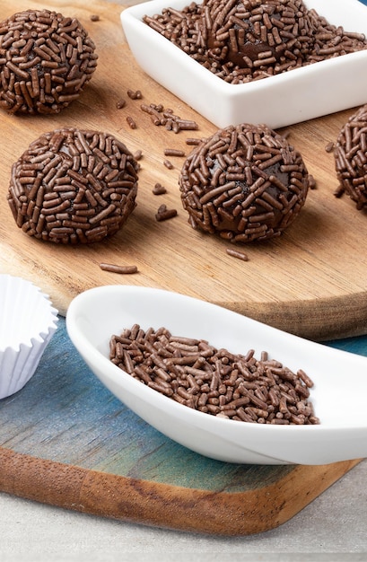 Brigadiere brasiliano (brigadeiro) di cioccolato.