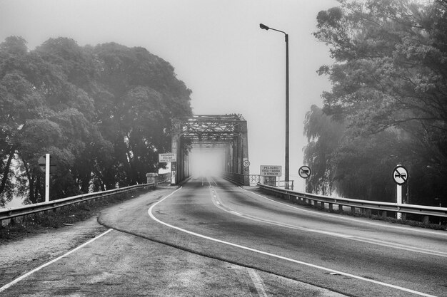 Brigde sul fiume Santa Lucia in Uruguay in una mattinata nebbiosa