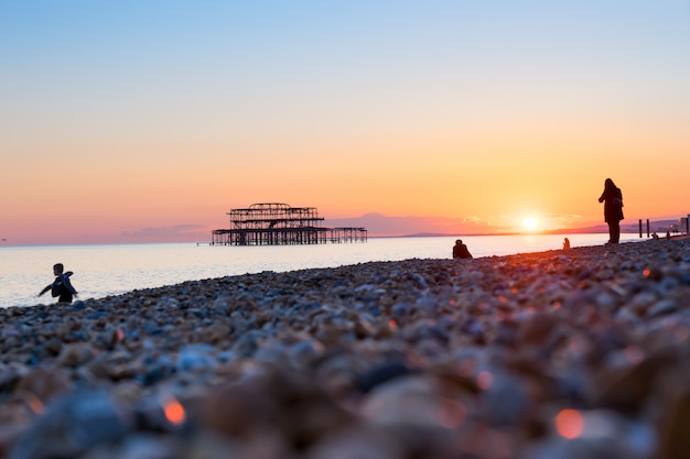 Brighton pier e spiaggia, in Inghilterra