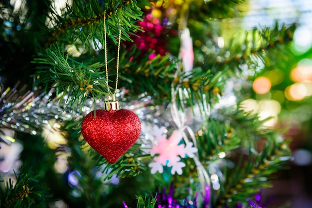 Brillante composizione di Natale con cuore rosso