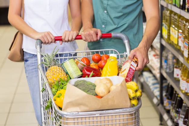 Brillante coppia di acquistare prodotti alimentari