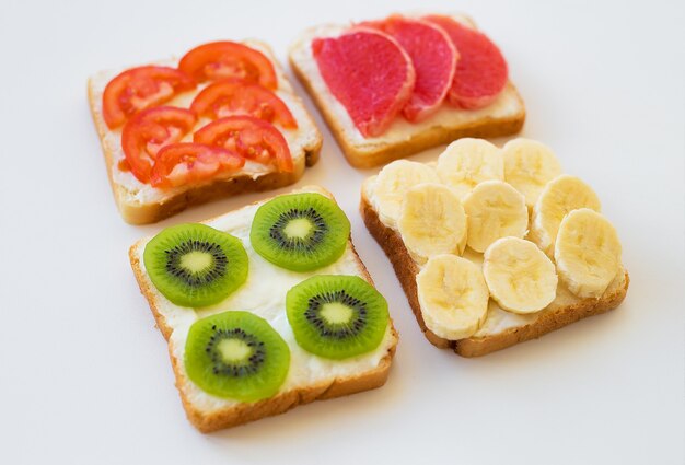 Brillante mix di panini per colazione frutta, verdura