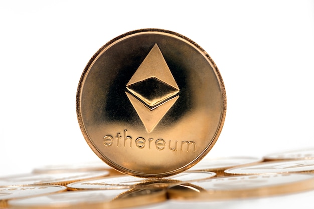 Brillante monete ethereum dorate