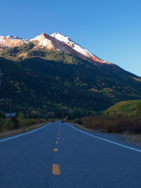 Brillanti colori autunnali adornano una Million Dollar Hwy in Colorado.