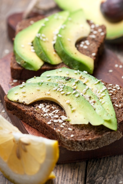 Brindare con fette di avocado e spezie