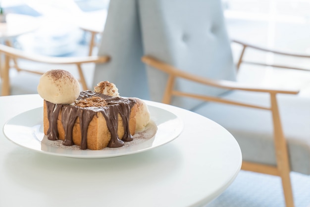 brindisi al miele con gelato alla vaniglia e cioccolato