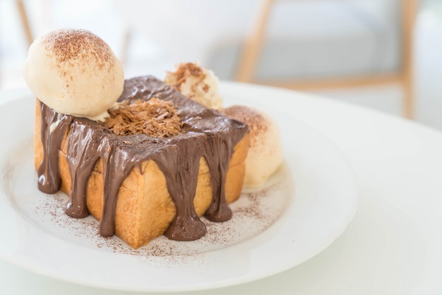 brindisi al miele con gelato alla vaniglia e cioccolato