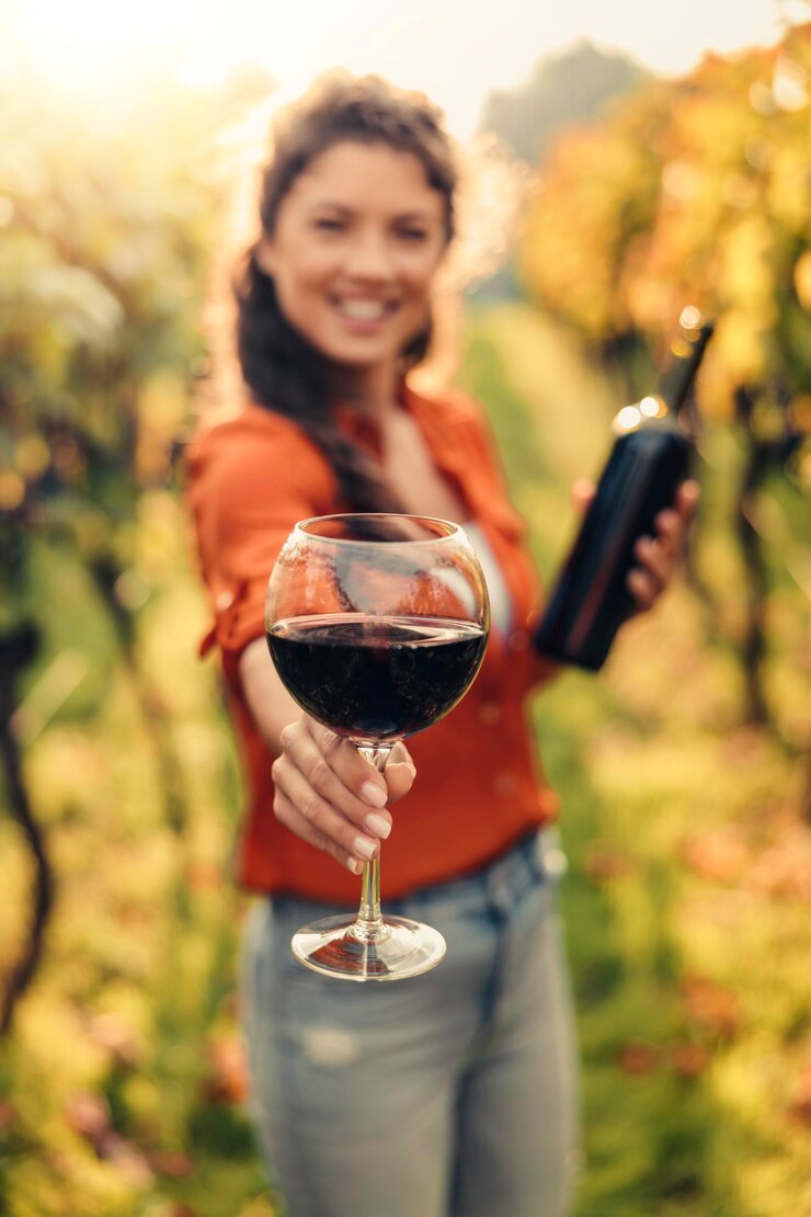 Brindisi di donna con un bicchiere di vino